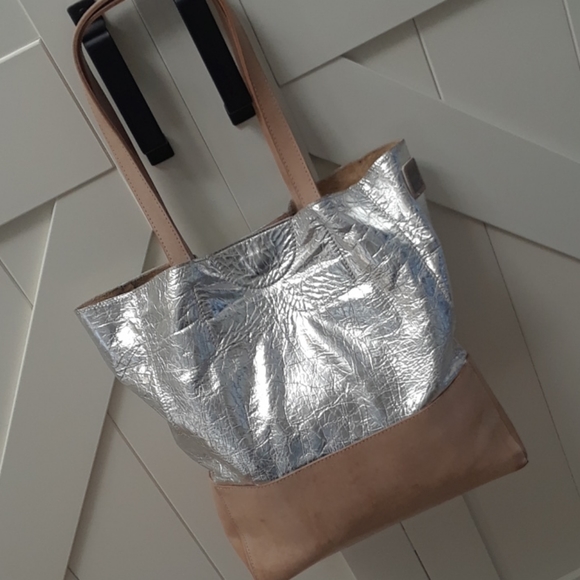 BRAVE LEATHER TOTE - Picture 1 of 8